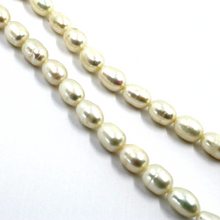 Cargar imagen en el visor de la galería, Pulsera de oro amarillo de 18 quilates de 19,9 cm con perlas blancas barrocas de agua dulce de 6 x 7 mm en forma de gota ovalada.