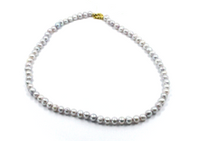 Cargar imagen en el visor de la galería, Collar de oro amarillo de 18 quilates de 50 cm con perlas barrocas de agua dulce redondas/ovaladas de color púrpura de 6 mm.