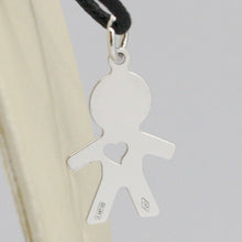 Charger l'image dans la galerie, PENDENTIF LUSTRÉ EN OR BLANC 18 CARATS AVEC BÉBÉ GARÇON AVEC COEUR PERFORÉ