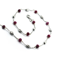 Charger l'image dans la galerie, Collier en or blanc 18 carats alternant rubis rouge de 4 mm et ovales blancs facettés de 3 mm, 16"