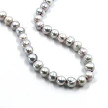 Cargar imagen en el visor de la galería, Collar de oro amarillo de 18 quilates de 50 cm con perlas barrocas de agua dulce redondas/ovaladas de color púrpura de 6 mm.