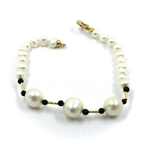 Cargar imagen en el visor de la galería, Pulsera de oro amarillo de 18 quilates de 18,1 cm con perlas blancas ovaladas de 6/10 mm y ónix facetado.