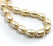 Cargar imagen en el visor de la galería, Pulsera de oro amarillo de 18 quilates de 19,9 cm con perlas barrocas de agua dulce ovaladas de color rosa de 8 x 10 mm.