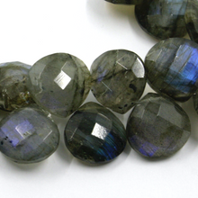 Cargar imagen en el visor de la galería, Pulsera de oro amarillo de 18 quilates con cuentas de labradorita facetada de 20 cm y gotas de 15 mm.