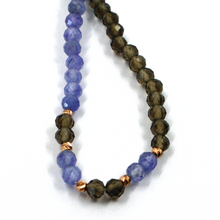 Cargar imagen en el visor de la galería, Pulsera de oro blanco rosa de 18 quilates de 18,1 cm con tanzanita azul de 3,5 mm y cuarzo ahumado.