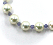 Cargar imagen en el visor de la galería, Pulsera de oro amarillo de 18 quilates de 19,7 cm con perlas blancas Akoya de 8/8,5 mm y tanzanita facetada de 3,5 mm.