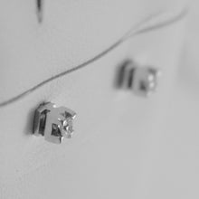 Charger l'image dans la galerie, MINI BOUCLES D'OREILLES CARRÉES EN OR BLANC 18 CARATS DIAMANTS 0,10 CT, FABRIQUÉES EN ITALIE
