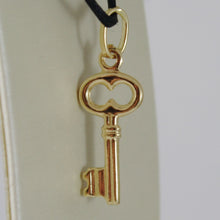Charger l'image dans la galerie, PENDENTIF CLÉ PLATE EN OR JAUNE 18 CARATS, CHARME LISSE, CHANCEUX, SECRET, AMOUR, FABRIQUÉ EN ITALIE