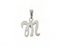 Charger l'image dans la galerie, PENDENTIF LUSTRÉ EN OR BLANC 18 CARATS AVEC INITIALE M LETTRE M FABRIQUÉ EN ITALIE 0,71 POUCE