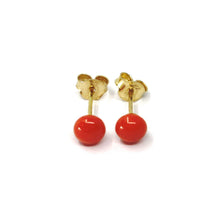 Charger l'image dans la galerie, Boucles d'oreilles bouton demi-sphère en or jaune 18 carats, corail rouge, mini 4 mm, 0,16 pouce