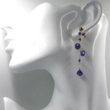 Charger l'image dans la galerie, Boucles d'oreilles en or rose 18 carats de 6 cm (2,36") de long avec des gouttes de tanzanite bleue naturelle de 7 mm