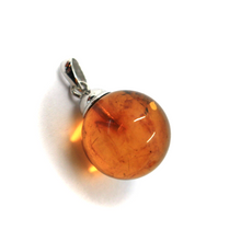 Charger l'image dans la galerie, Pendentif en or blanc 18 carats avec boule d'ambre orange naturelle de diamètre 15 mm