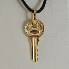 Charger l'image dans la galerie, PENDENTIF CLÉ PLATE EN OR JAUNE 18 CARATS, CHARME LISSE, CHANCEUX, SECRET, AMOUR, FABRIQUÉ EN ITALIE