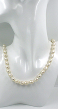 Cargar imagen en el visor de la galería, Collar de oro amarillo de 18 quilates de 20", perlas blancas barrocas de agua dulce de 8 x 10 mm con forma ovalada.