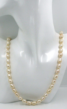 Cargar imagen en el visor de la galería, Collar de oro amarillo de 18 quilates de 24 pulgadas con perlas barrocas de agua dulce ovaladas de color rosa de 8 x 10 mm.