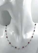 Charger l'image dans la galerie, Collier en or blanc 18 carats alternant rubis rouge de 4 mm et ovales blancs facettés de 3 mm, 24"
