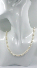 Cargar imagen en el visor de la galería, Collar de oro amarillo de 18 quilates de 20" con perlas blancas sintéticas de 6,5 mm y esferas redondas.