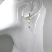 Charger l'image dans la galerie, Boucles d'oreilles longues de 35 mm en or jaune 18 carats avec trois gouttes de zircones cubiques blanches