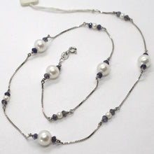 Charger l'image dans la galerie, Collier en or blanc 18 carats avec iolite bleue à facettes alternées et perle vénitienne