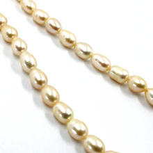 Cargar imagen en el visor de la galería, Collar de oro amarillo de 18 quilates de 24 pulgadas con perlas barrocas de agua dulce ovaladas de color rosa de 6 x 7 mm.