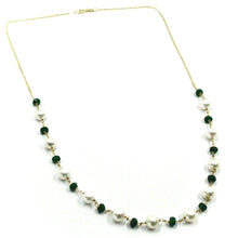 Cargar imagen en el visor de la galería, COLLAR DE 18" DE ORO AMARILLO DE 18 QUILATES, CON PERLAS DE AGUA DULCE BLANCAS Y ESMERALDAS VERDES ALTERNADAS