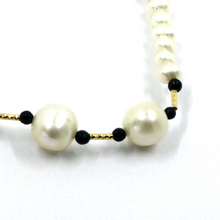 Cargar imagen en el visor de la galería, Pulsera de oro amarillo de 18 quilates de 18,1 cm con perlas blancas ovaladas de 6/10 mm y ónix facetado.