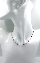 Charger l'image dans la galerie, Collier en or blanc 18 carats alternant rubis rouge de 4 mm et ovales blancs facettés de 3 mm, 16"