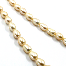 Cargar imagen en el visor de la galería, Pulsera de oro amarillo de 18 quilates de 18,1 cm con perlas barrocas de agua dulce ovaladas de color rosa de 6 x 7 mm.