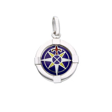 Cargar imagen en el visor de la galería, Colgante de brújula redondo de 17 mm con marco en oro blanco de 18 quilates y esmalte rojo, azul y amarillo.
