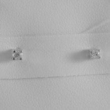 Cargar imagen en el visor de la galería, PENDIENTES MINI CUADRADOS DE ORO BLANCO DE 18 QUILATES CON DIAMANTES DE 0,08 CT, HECHOS EN ITALIA