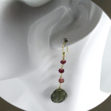 Charger l'image dans la galerie, Boucles d'oreilles en or jaune 18 carats de 5,8 cm de long, rubis rouges et gouttes de labradorite de 15 mm