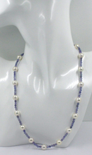Cargar imagen en el visor de la galería, Collar de oro amarillo de 18 quilates de 18,5" con perlas blancas Akoya de 8/8,5 mm y tanzanita azul de 3,5 mm.