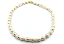 Cargar imagen en el visor de la galería, Collar de oro amarillo de 18 quilates de 40,6 cm con perlas blancas barrocas de agua dulce de 8 x 10 mm en forma de gota ovalada.