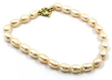 Cargar imagen en el visor de la galería, Pulsera de oro amarillo de 18 quilates de 18,1 cm con perlas barrocas de agua dulce ovaladas de color rosa de 6 x 7 mm.