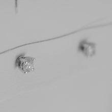 Cargar imagen en el visor de la galería, PENDIENTES CUADRADOS DE ORO BLANCO DE 18 QUILATES DE 3 MM CON DIAMANTES DE 0,19 CT, HECHOS EN ITALIA