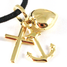 Cargar imagen en el visor de la galería, COLGANTE DE FE, ESPERANZA Y CARIDAD EN ORO AMARILLO DE 18 QUILATES CON PEQUEÑA CRUZ DE 11 MM EN FORMA DE CORAZÓN