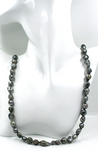 Cargar imagen en el visor de la galería, Collar de oro amarillo de 18 quilates de 24" con perlas barrocas de agua dulce ovaladas de 9/14 mm y rayas grises.