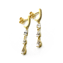 Charger l'image dans la galerie, Boucles d'oreilles longues de 35 mm en or jaune 18 carats avec trois gouttes de zircones cubiques blanches