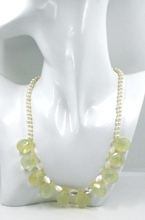 Cargar imagen en el visor de la galería, Collar de oro amarillo de 18 quilates de 18" con perlas de agua dulce, nácar ovalado y gotas de ópalo de 20 mm.