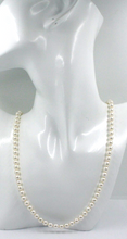 Cargar imagen en el visor de la galería, Collar de oro amarillo de 18 quilates de 24" con perlas blancas sintéticas de 6,5 mm y esferas redondas.