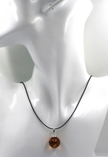 Charger l'image dans la galerie, Pendentif en or blanc 18 carats avec boule d'ambre orange naturelle de diamètre 15 mm