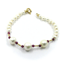Cargar imagen en el visor de la galería, Pulsera de oro amarillo de 18 quilates de 18,1 cm con perlas blancas ovaladas de 6/10 mm y rubí rojo facetado.