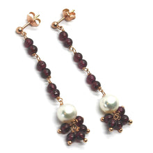 Cargar imagen en el visor de la galería, PENDIENTES LARGOS DE ORO ROSA DE 18 QUILATES, PERLAS BLANCAS Y RAMO DE GRANATES ROJOS, 5,8 cm (2,3")
