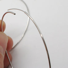 Charger l'image dans la galerie, Boucles d'oreilles créoles rondes en or blanc 18 carats, diamètre 60 mm x 1 mm, fabriquées en Italie