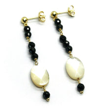 Charger l'image dans la galerie, Boucles d'oreilles longues en or jaune 18 carats, nacre ovale, onyx noir, 5,7 cm