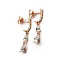 Cargar imagen en el visor de la galería, Pendientes largos de 26 mm en oro rosa de 18 quilates con dos gotas de circonitas blancas.