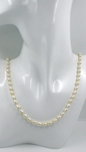 Cargar imagen en el visor de la galería, Collar de oro amarillo de 18 quilates de 20", perlas blancas barrocas de agua dulce de 6 x 7 mm con forma ovalada.