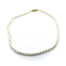 Cargar imagen en el visor de la galería, Collar de oro amarillo de 18 quilates de 24" con perlas blancas sintéticas de 6,5 mm y esferas redondas.