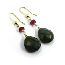Charger l'image dans la galerie, Boucles d'oreilles en or jaune 18 carats de 4,2 cm de long, rubis rouges et gouttes de labradorite de 15 mm