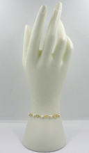 Cargar imagen en el visor de la galería, Pulsera de oro amarillo de 18k de 7,1", pequeñas perlas blancas de agua dulce de 4 mm y corazones planos